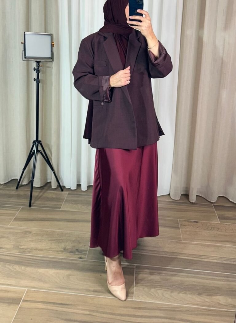 Jupe longue satinée bordeaux portée avec blazer marron et hijab assorti