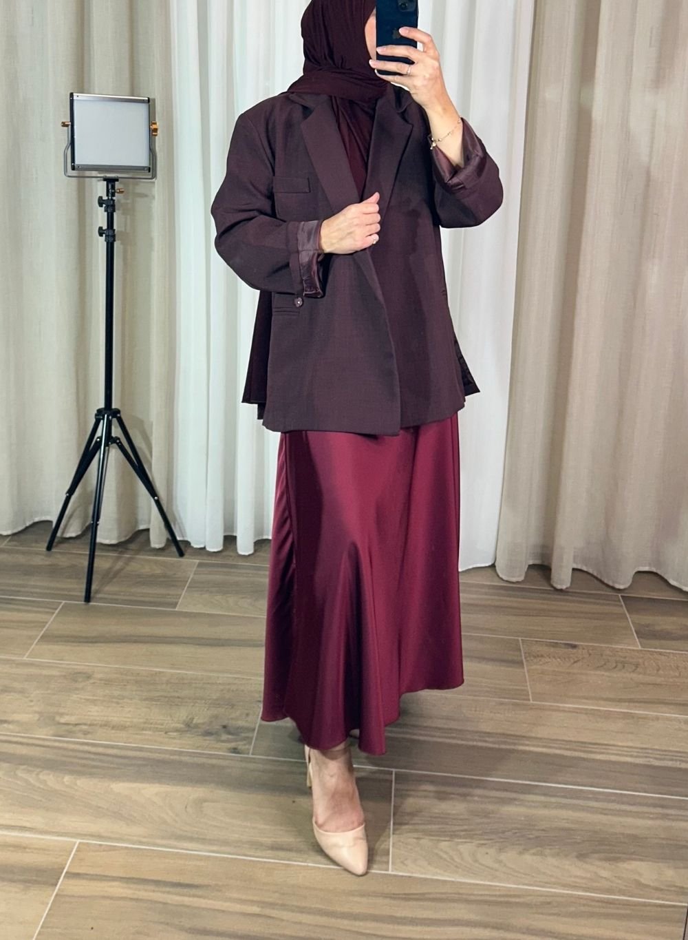 Jupe Longue Satinée Bordeaux – Fluide, Élégante & Modeste Jupe longue satinée bordeaux portée avec blazer marron et hijab assorti