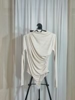 Body crème plissé avec drapé latéral — Mesdames Akbelles