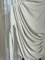 Body plissé crème avec effet drapé asymétrique sur mannequin.