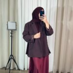 Blazer long oversize couleur bordeaux porté avec une jupe satinée assortie