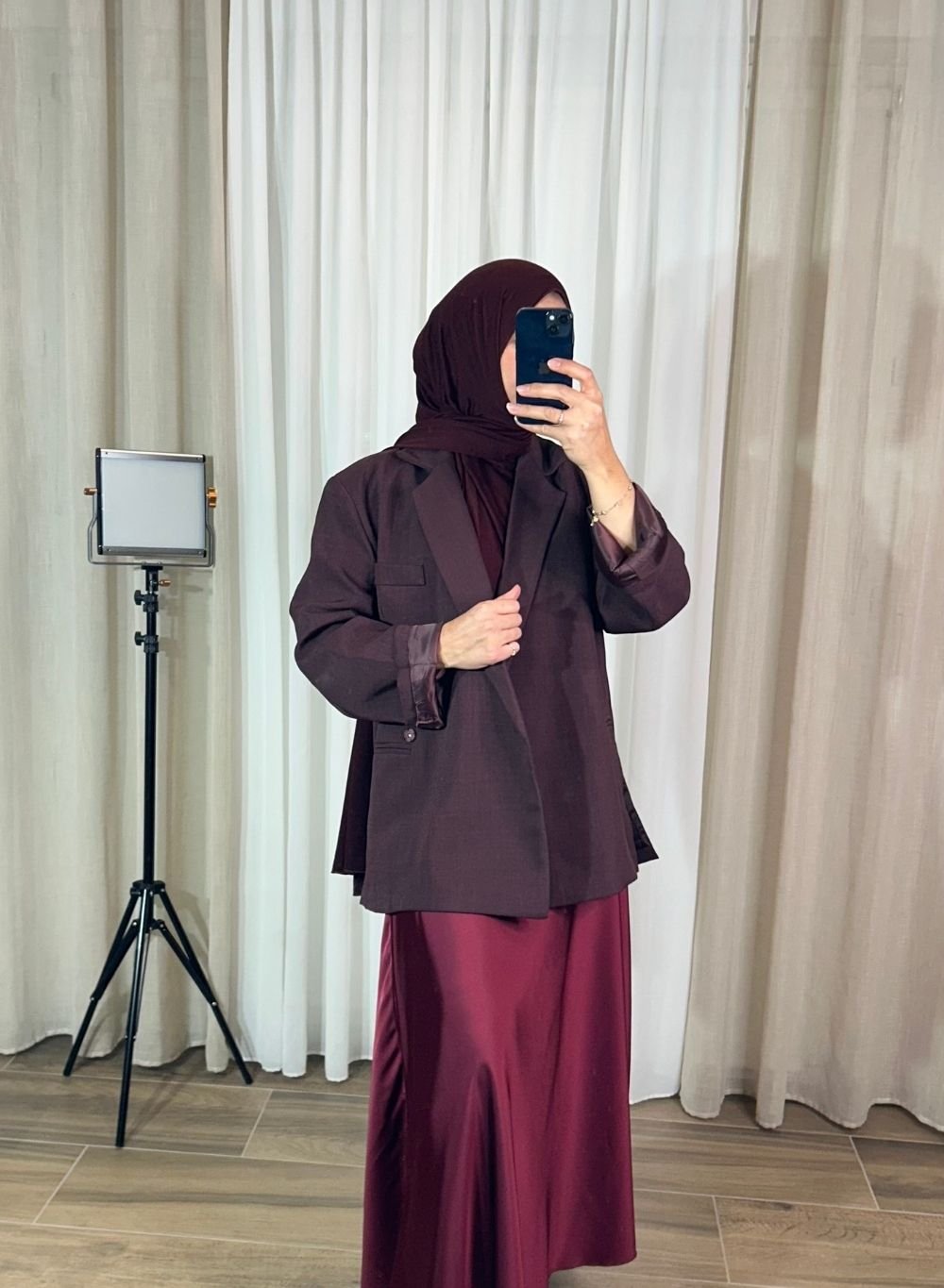 blazer-long-bordeaux-oversize-femme-modeste Blazer long oversize couleur bordeaux porté avec une jupe satinée assortie