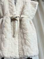 gilet sans manches en fausse fourrure crème avec ceinture beige