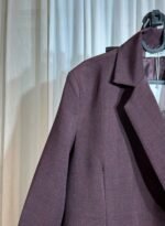 Détail du blazer bordeaux, épaule et col