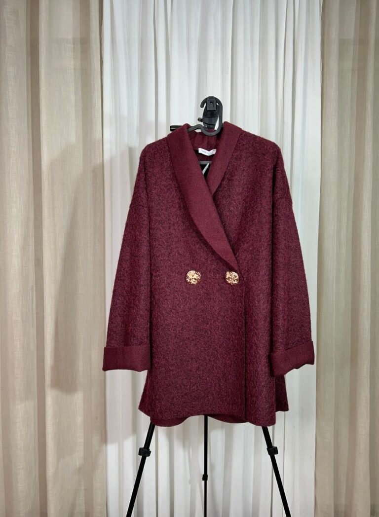 Cardi-veste bordeaux oversize avec boutons dorés