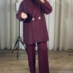Cardi-veste oversize bordeaux portée avec pantalon assorti