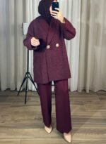 Cardi-veste oversize bordeaux portée avec pantalon assorti