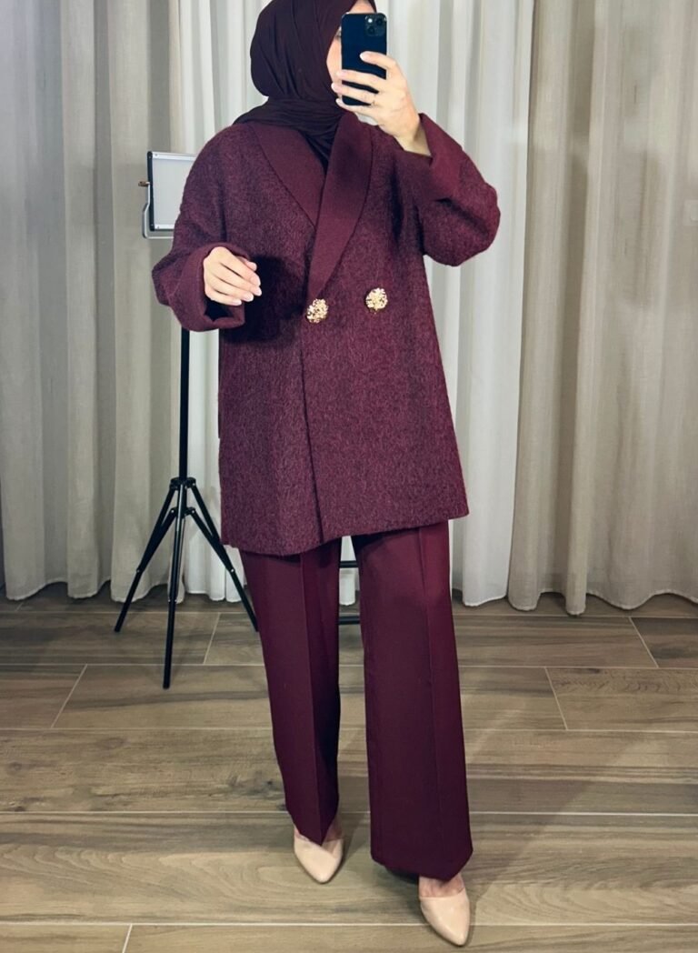 Cardi-veste oversize bordeaux portée avec pantalon assorti