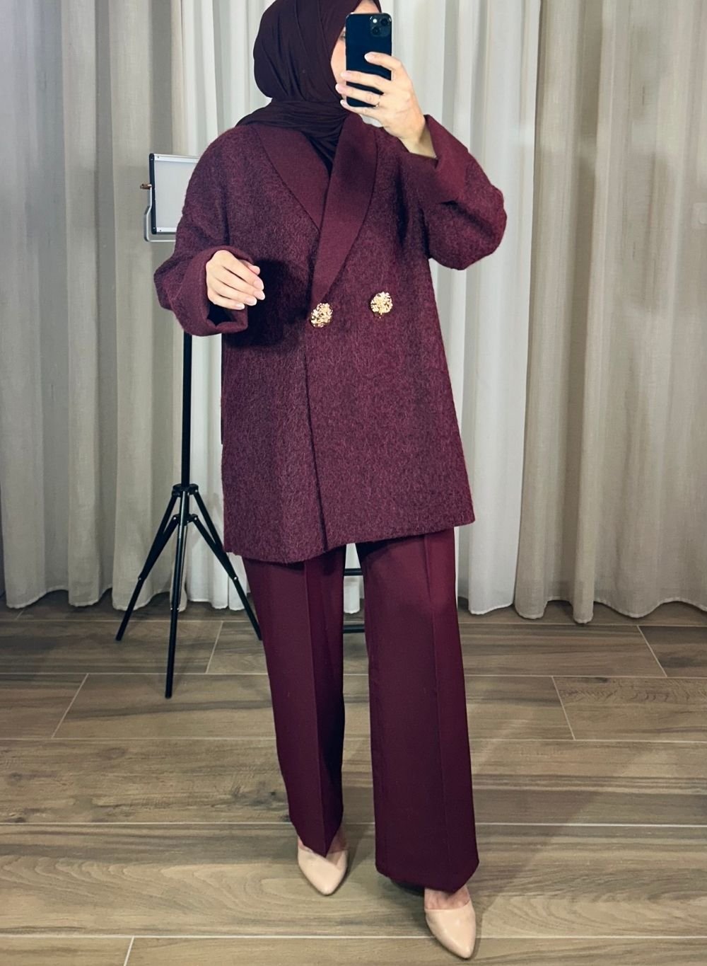 cardi-veste-bordeaux-look Cardi-veste oversize bordeaux portée avec pantalon assorti