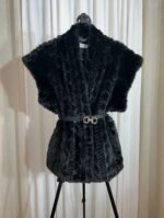 Gilet noir en fausse fourrure avec ceinture élégante