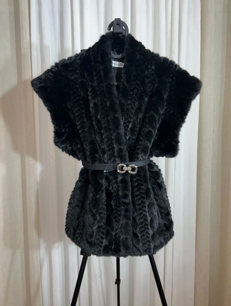 Gilet noir en fausse fourrure avec ceinture élégante