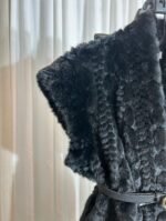 Détail de la texture du gilet en fausse fourrure noire