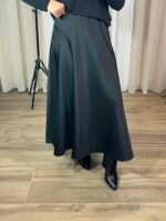 Jupe longue satinée noire fluide portée