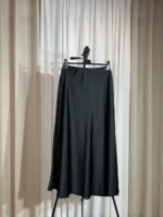 Jupe longue noire satinée fluide sur cintre