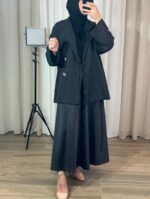 Ensemble noir avec longue jupe fluide et veste élégante