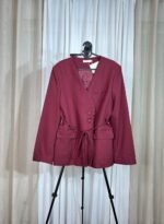 Veste tailleur bordeaux avec ceinture ajustable vue de face