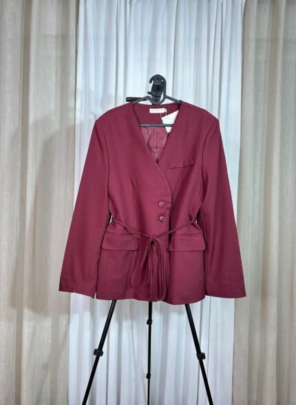 Veste tailleur bordeaux avec ceinture ajustable vue de face