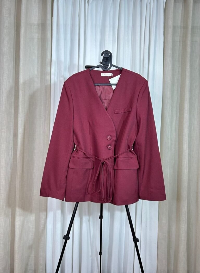 Veste tailleur bordeaux avec ceinture ajustable vue de face