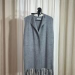 Gilet long gris sans manches avec franges élégantes