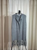 Gilet long gris sans manches avec franges élégantes