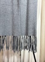 Détail des franges du gilet long gris