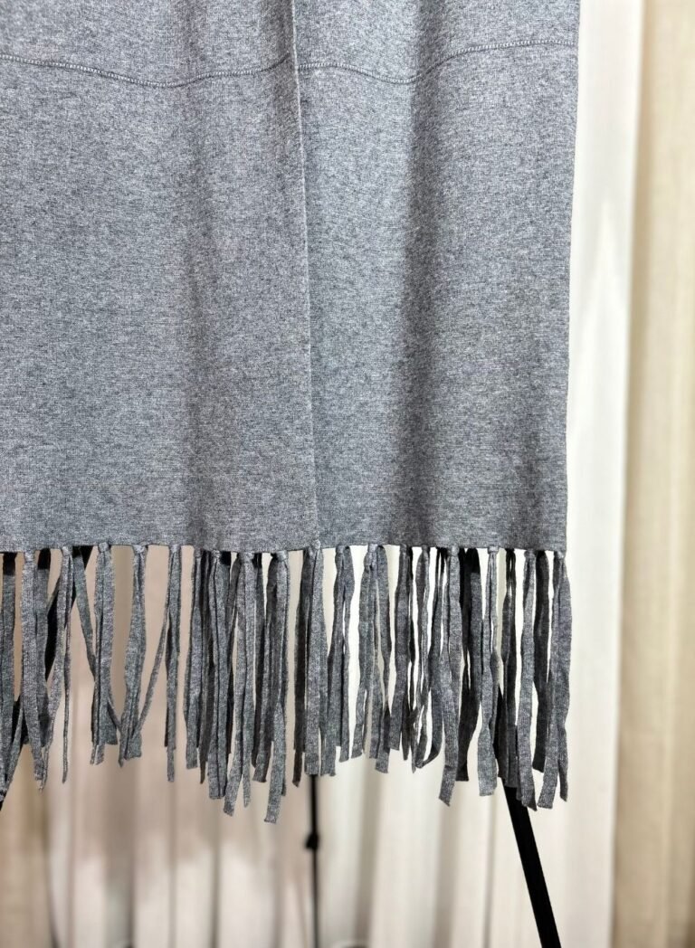 Détail des franges du gilet long gris