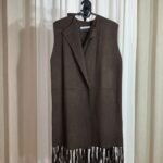 Gilet long sans manches marron foncé avec franges