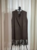 Gilet long sans manches marron foncé avec franges