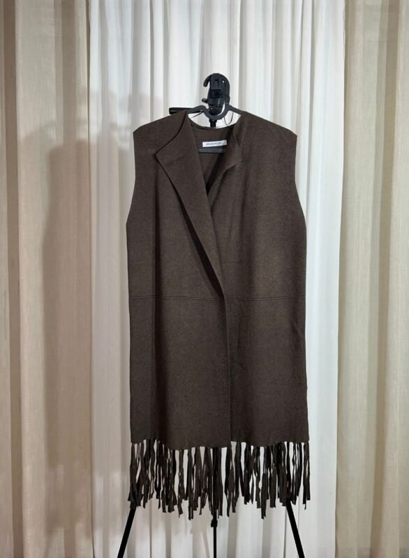 Gilet long sans manches marron foncé avec franges