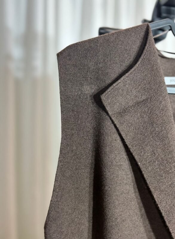 Détail du gilet long marron foncé sans manches avec col travaillé