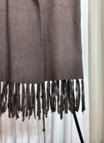 Détail du bas du gilet long marron avec franges stylées