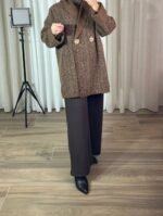 Pantalon large marron foncé porté avec manteau texturé — Mesdames Akbelles