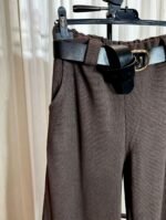 Détail de la taille élastique et de la ceinture d’un pantalon marron foncé — Mesdames Akbelles