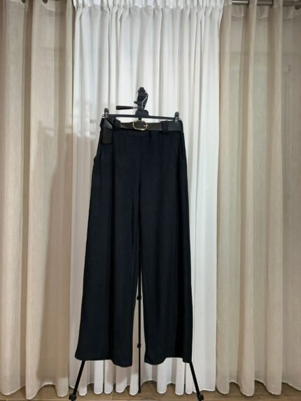 schwarze weite Damenhose im modesten Stil aus gerippter Strickware