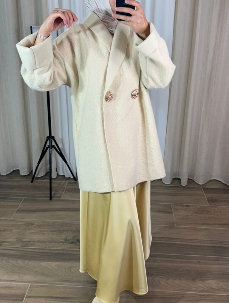 Manteau oversize crème porté, avec boutons dorés — Mesdames Akbelles