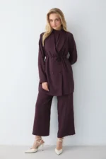 Combinaison Prune Élégante en Crêpe avec Épaulettes – Silhouette Moderne – Image 6