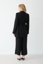 Combinaison Noir Élégante en Crêpe avec Épaulettes – Silhouette Moderne – Image 4