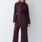 Combinaison Prune Élégante en Crêpe avec Épaulettes – Silhouette Moderne