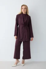 Combinaison Prune Élégante en Crêpe avec Épaulettes – Silhouette Moderne