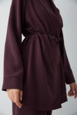 Combinaison Prune Élégante en Crêpe avec Épaulettes – Silhouette Moderne – Image 3