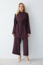 Combinaison Prune Élégante en Crêpe avec Épaulettes – Silhouette Moderne – Image 2