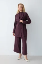 Combinaison Prune Élégante en Crêpe avec Épaulettes – Silhouette Moderne – Image 8