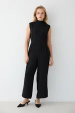 Combinaison Noir Élégante en Crêpe avec Épaulettes – Silhouette Moderne – Image 7