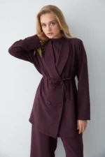 Combinaison Prune Élégante en Crêpe avec Épaulettes – Silhouette Moderne – Image 7