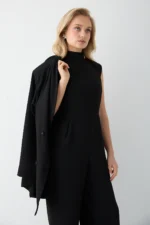 Combinaison Noir Élégante en Crêpe avec Épaulettes – Silhouette Moderne – Image 5