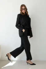 Ensemble Tailleur de Soirée en Crêpe – Total Look Strass & Silhouette Structurée – Image 3