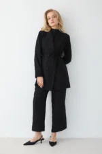 Combinaison Noir Élégante en Crêpe avec Épaulettes – Silhouette Moderne – Image 3