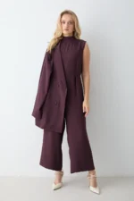 Combinaison Prune Élégante en Crêpe avec Épaulettes – Silhouette Moderne – Image 5