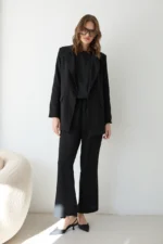 Ensemble Tailleur de Soirée en Crêpe – Total Look Strass & Silhouette Structurée – Image 4