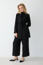 Combinaison Noir Élégante en Crêpe avec Épaulettes – Silhouette Moderne